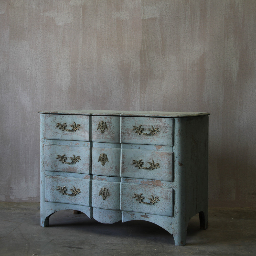19th CENTURY SERPENTINE COMMODE